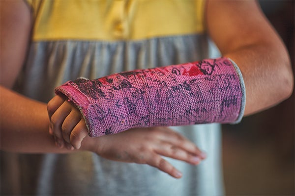 Child with cast on her arm.