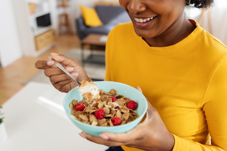 woman eating fiber rich cereal