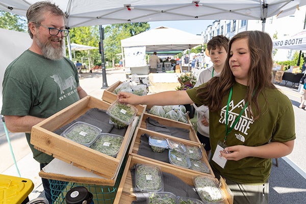 kids at farmers market