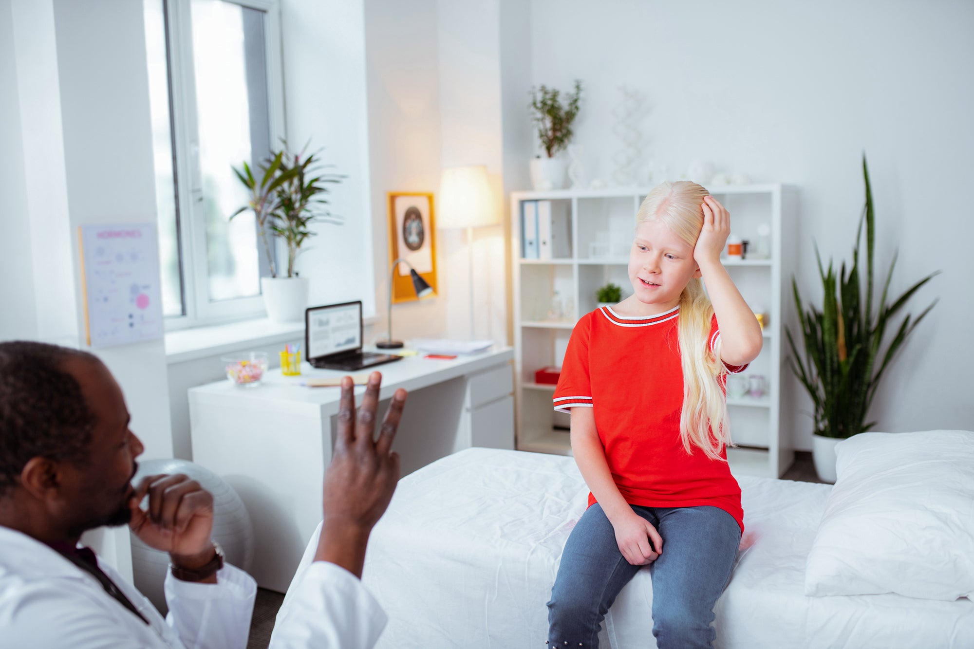 Girl with concussion after falling answering questions of doctor