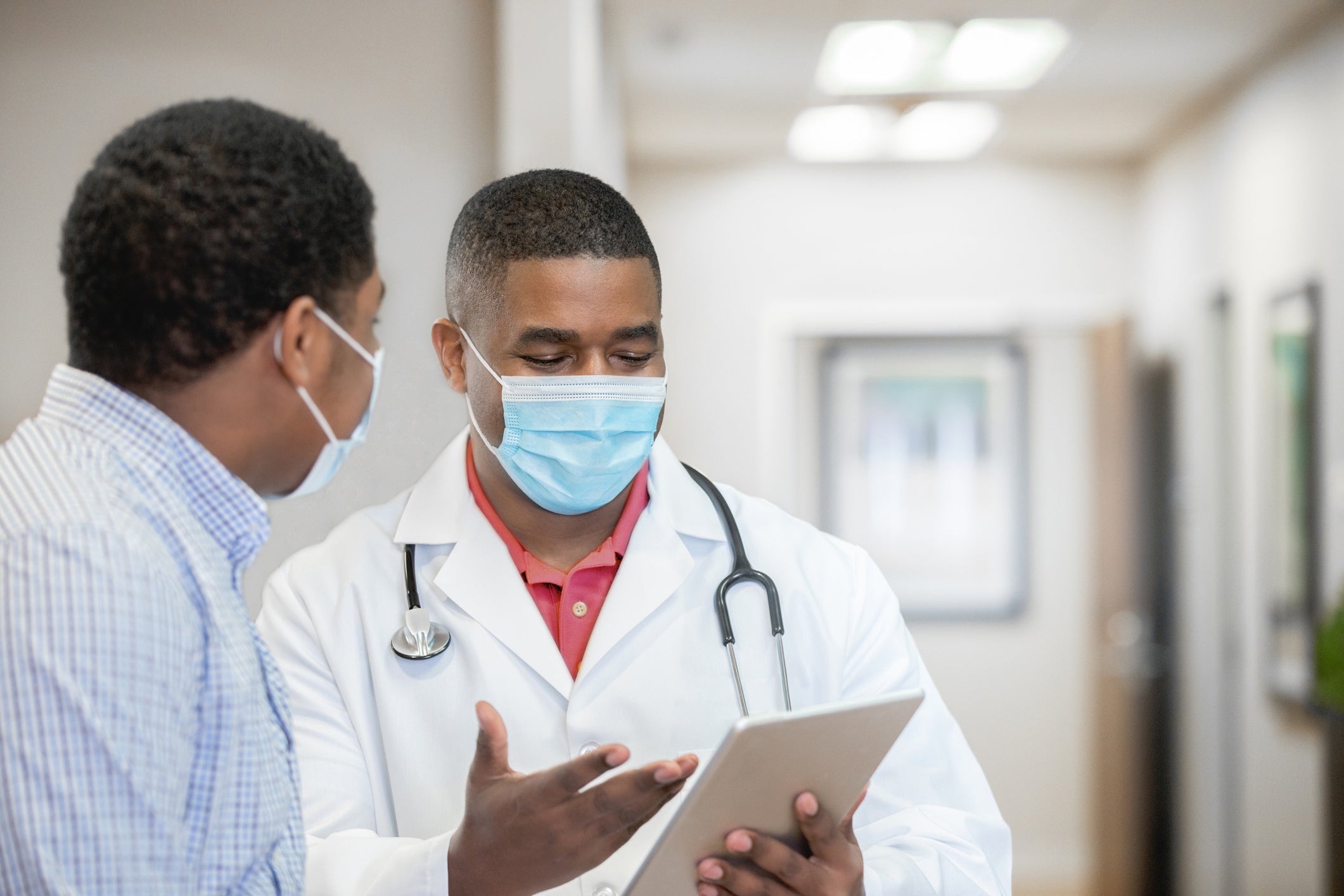 GettyImages-1298796608(red-shirt)