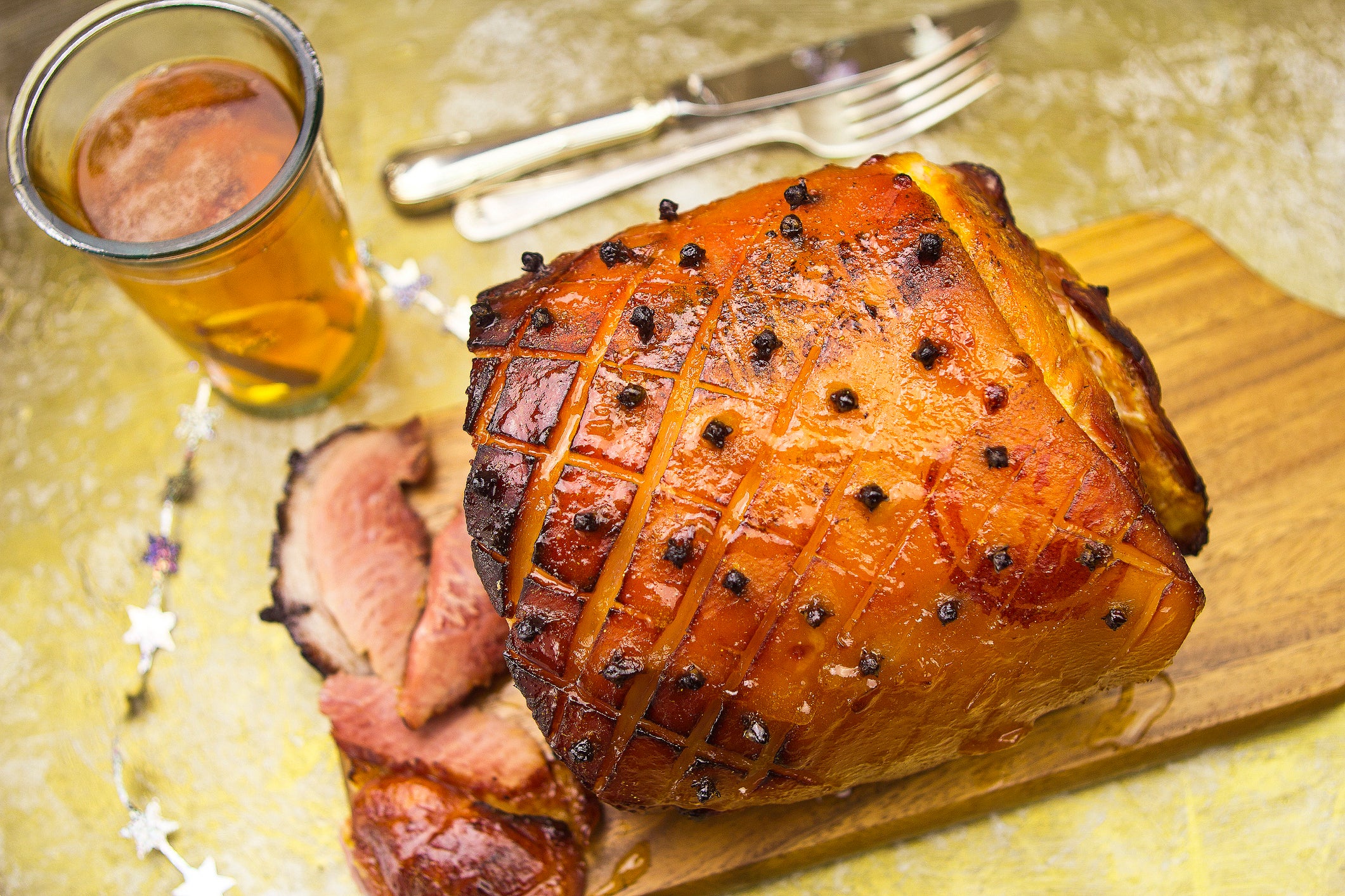 Roasted ham with apricot glaze and cloves