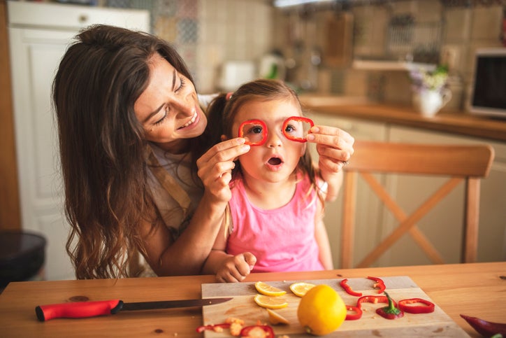 mom exposing daughter to peppers